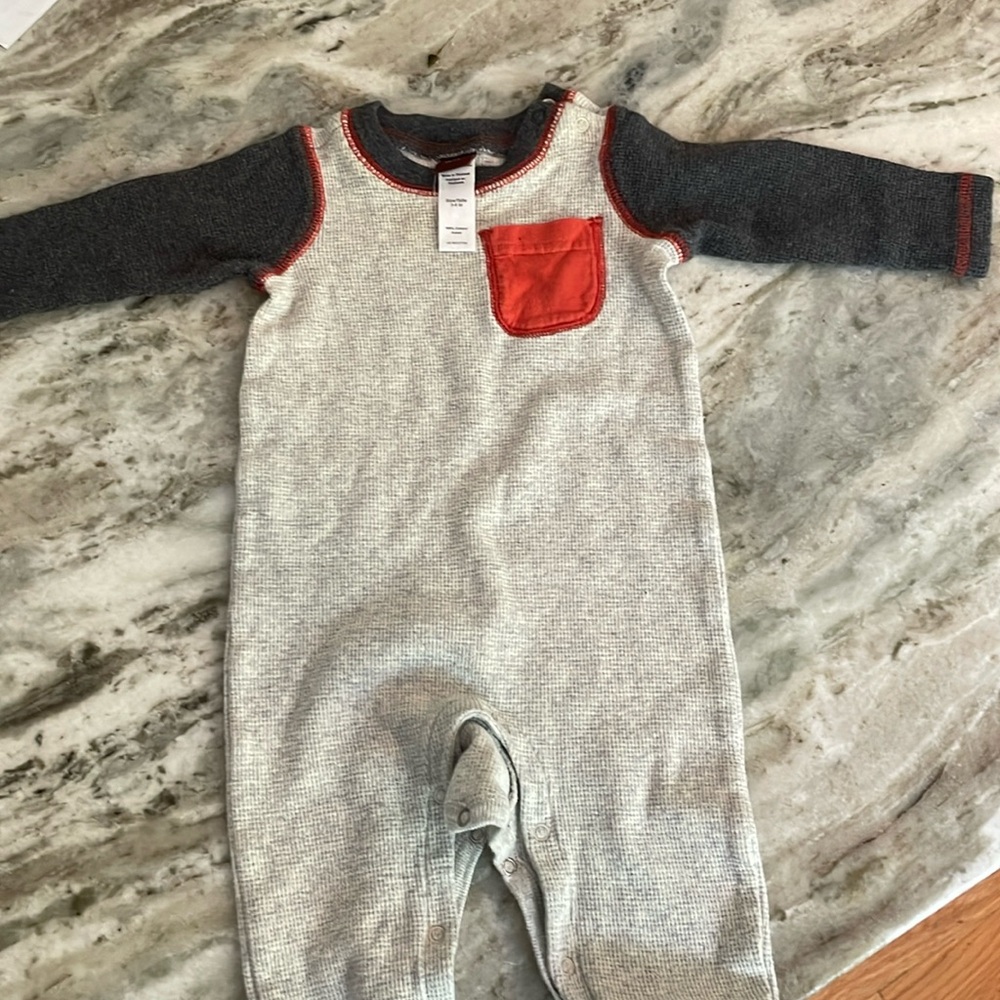 Tea l/s outfit. Snap legs, great condition. No stains. Smoke free home.